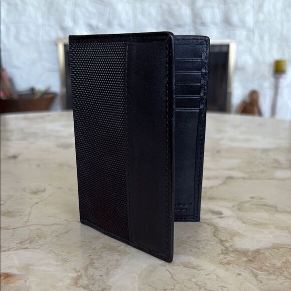 Travelon Anti-RFID Bi-Fold Leather Passport Holder Card Travel Wallet - Picture 1 of 10